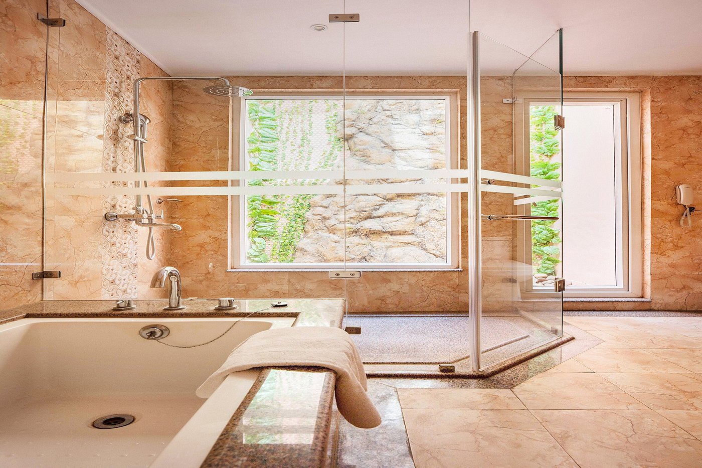 deluxe-room-bathroom